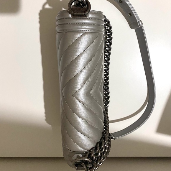 Chanel Medium Boy Bag in silver chevron - Picture 8 of 15